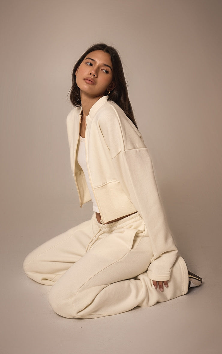 https://cdn-img.prettylittlething.com/2/4/4/e/244eb2f30c7109b134cc7d751f0d5849b1c75156_CNK7296_4_cream_extreme_cinched_waist_sweatshirt.jpg
