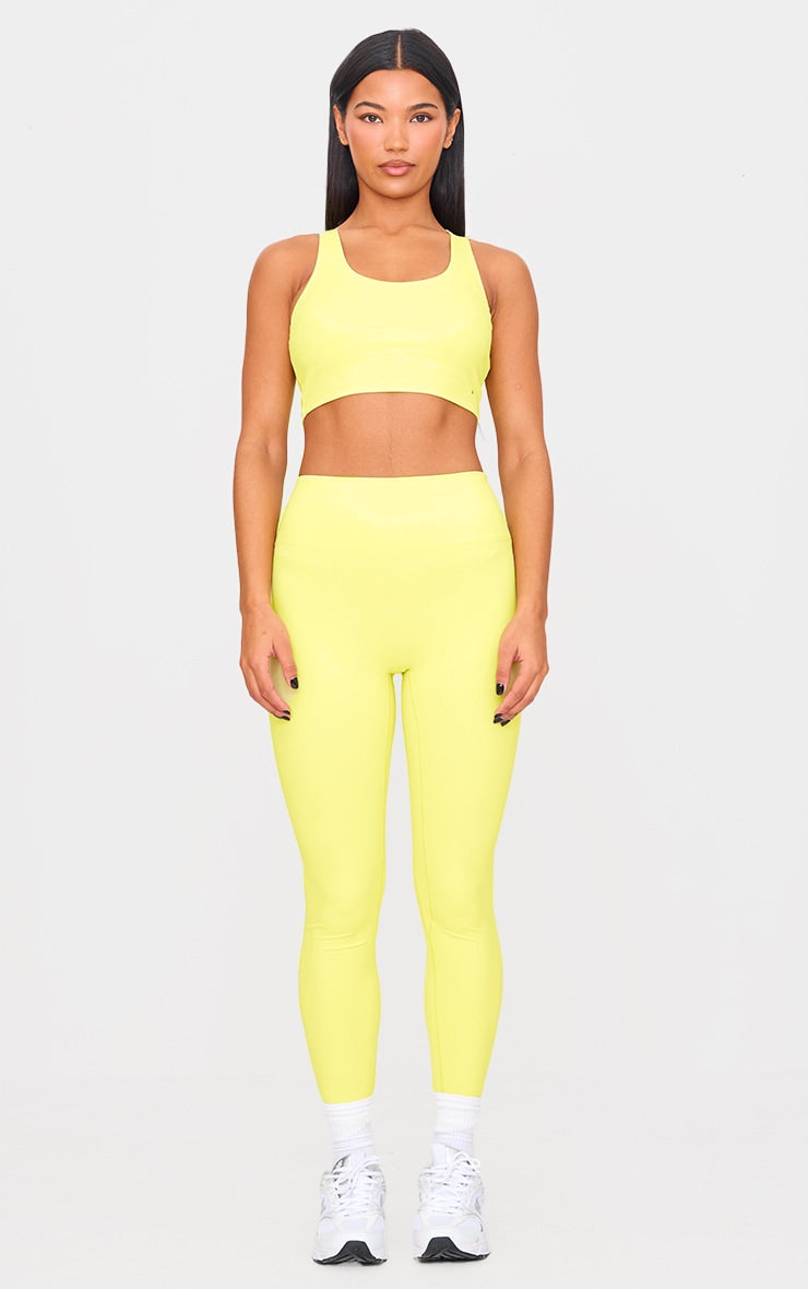 https://cdn-img.prettylittlething.com/2/b/b/9/2bb9aa57316b4e4a6a50b3e9cea9590f662723ae_cnl1775_1.jpg