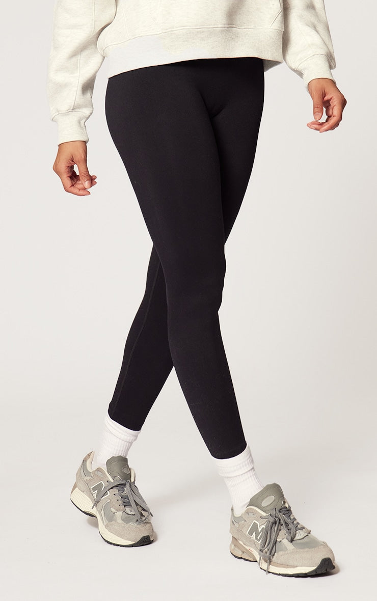 https://cdn-img.prettylittlething.com/2/d/4/e/2d4e8c0a30d7b51ef9784196a1030dd5bde8337f_cmo9427_2.jpg