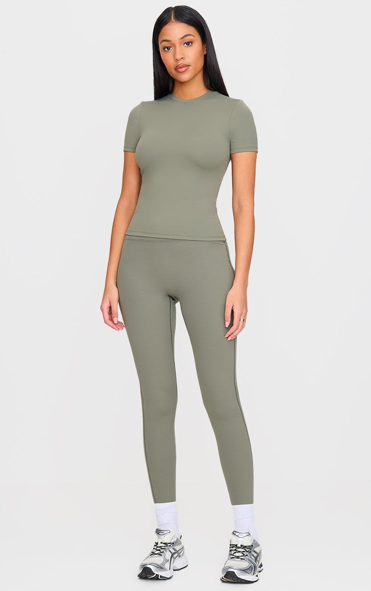 https://cdn-img.prettylittlething.com/4/5/8/c/458c854a08379cc246f5137a20761818e05577d5_cnl7363_1.jpg