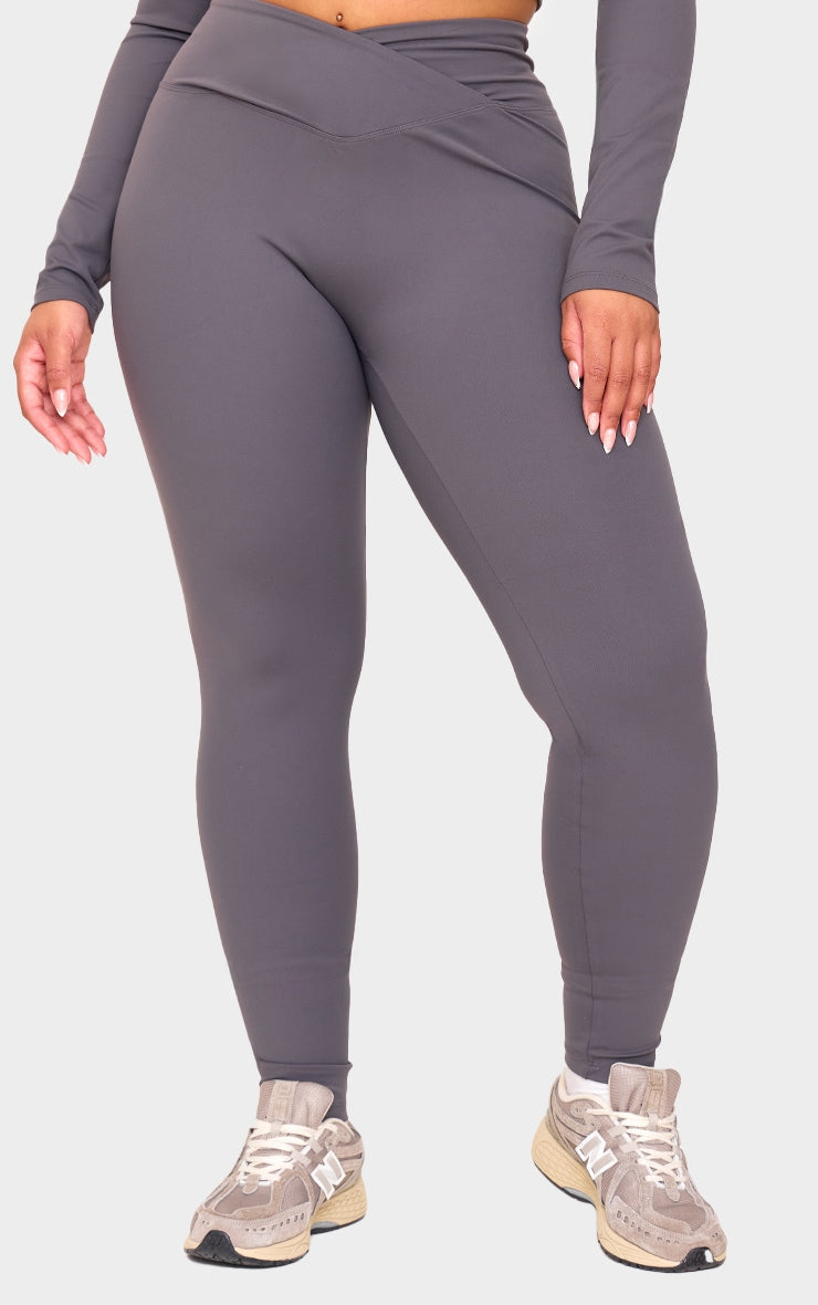 https://cdn-img.prettylittlething.com/6/a/1/e/6a1e096d2cdf316f9082cdb526c0181d6b4e3c4b_cnl6473_2.jpg