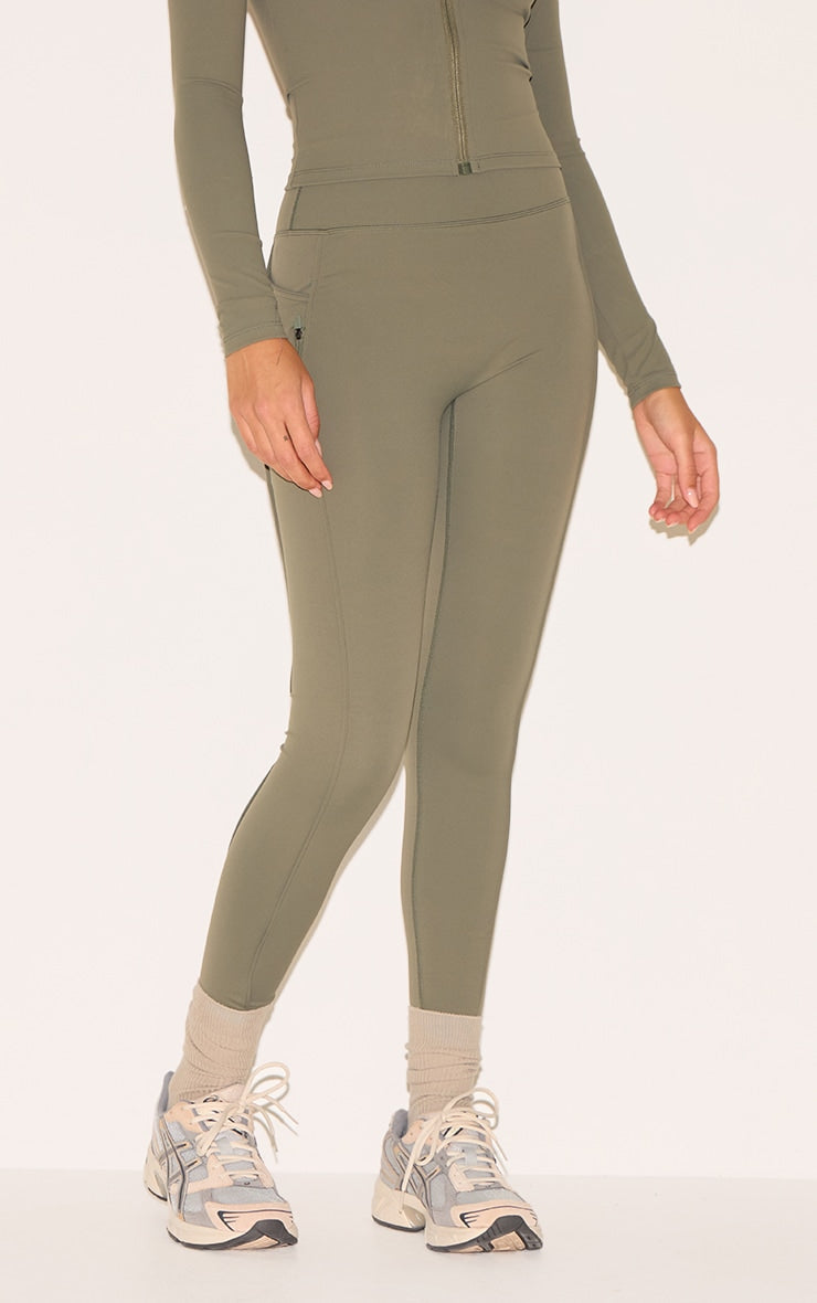 https://cdn-img.prettylittlething.com/7/f/f/8/7ff8b33de8b6c82a2a2670f6b2db846c6943eaed_cnl5194_2.jpg
