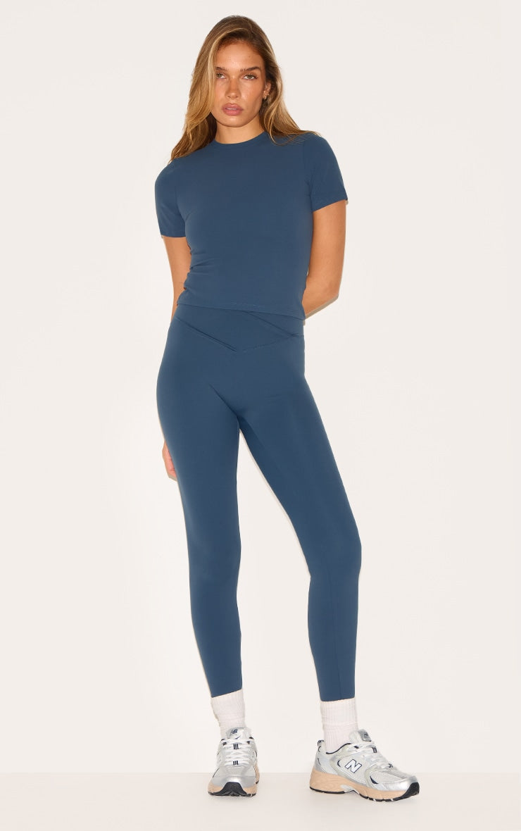 https://cdn-img.prettylittlething.com/a/2/7/7/a277e2639d3951d890026e5b79c0f5eb9bdceec5_cnl5206_1.jpg