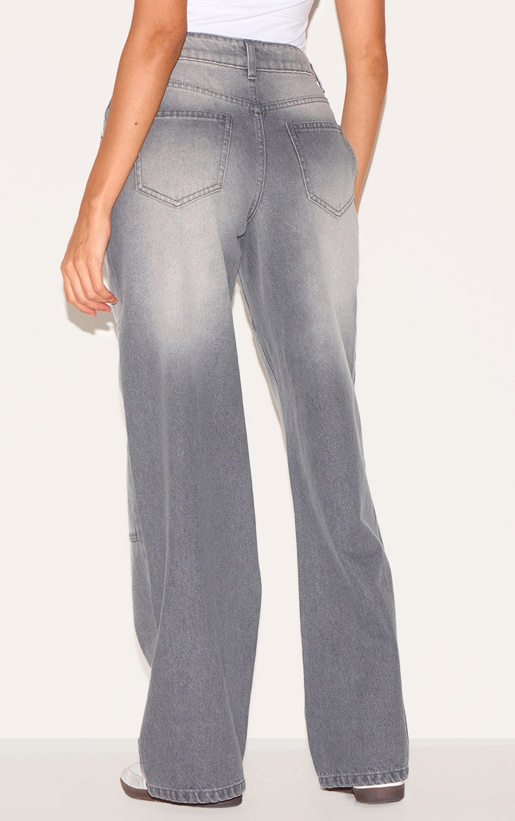 https://cdn-img.prettylittlething.com/b/0/4/2/b042d95392c3db7455d4d437f68fb95b36437e98_CNK9215_3_grey_seam_detail_straight_leg_jeans.jpg