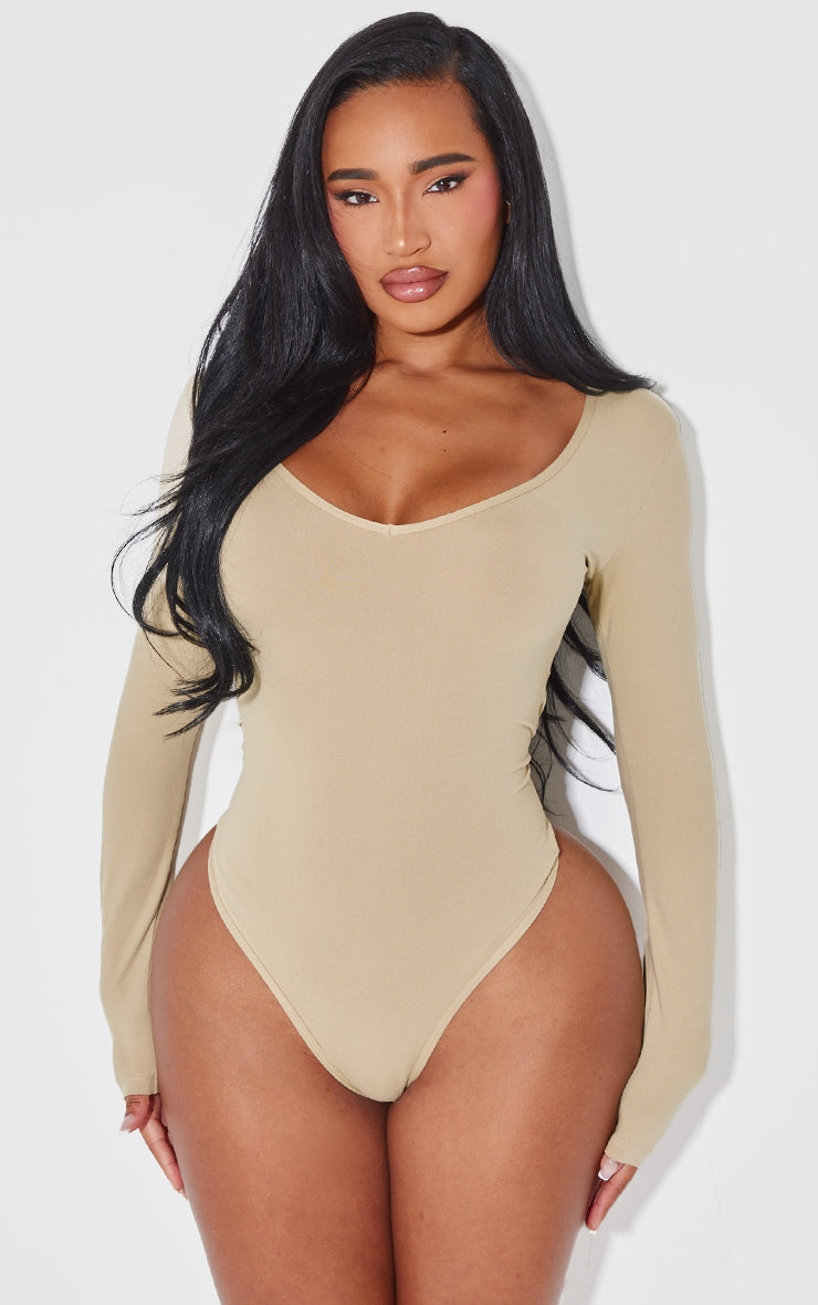 https://cdn-img.prettylittlething.com/e/e/0/0/ee004dfe6e58e2fdef7aff145cb2e4a25081e54e_cnj7814_3.jpg