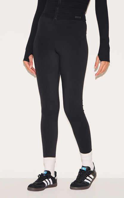https://cdn-img.prettylittlething.com/0/3/a/6/03a650ef56abcc13da861edc7c97960d8a17acf3_cmz3957_2.jpg