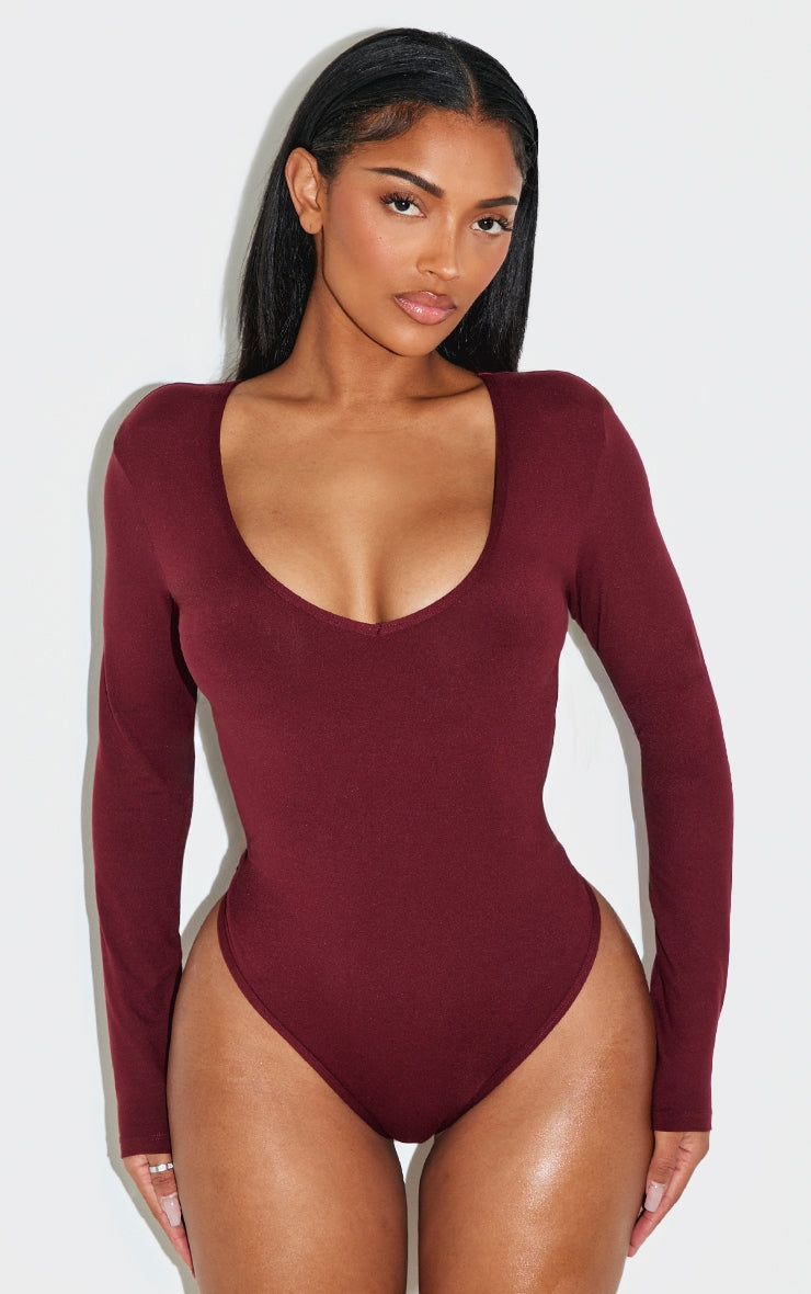 https://cdn-img.prettylittlething.com/0/7/8/4/078465e542b5a87902e3d3eb63067217f0a13b12_CNL9496_2_shape_burgundy_sculpted_v_neck_long_sleeve_bodysuit.jpg