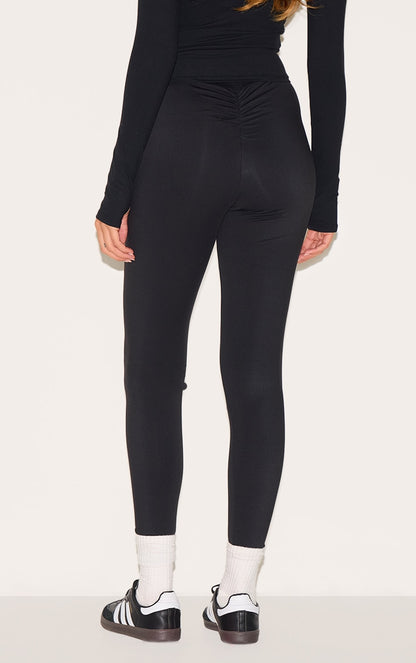 https://cdn-img.prettylittlething.com/0/b/2/4/0b2469bd5804c60a3282fea4526a6ebe49ad1170_cmz3957_3.jpg