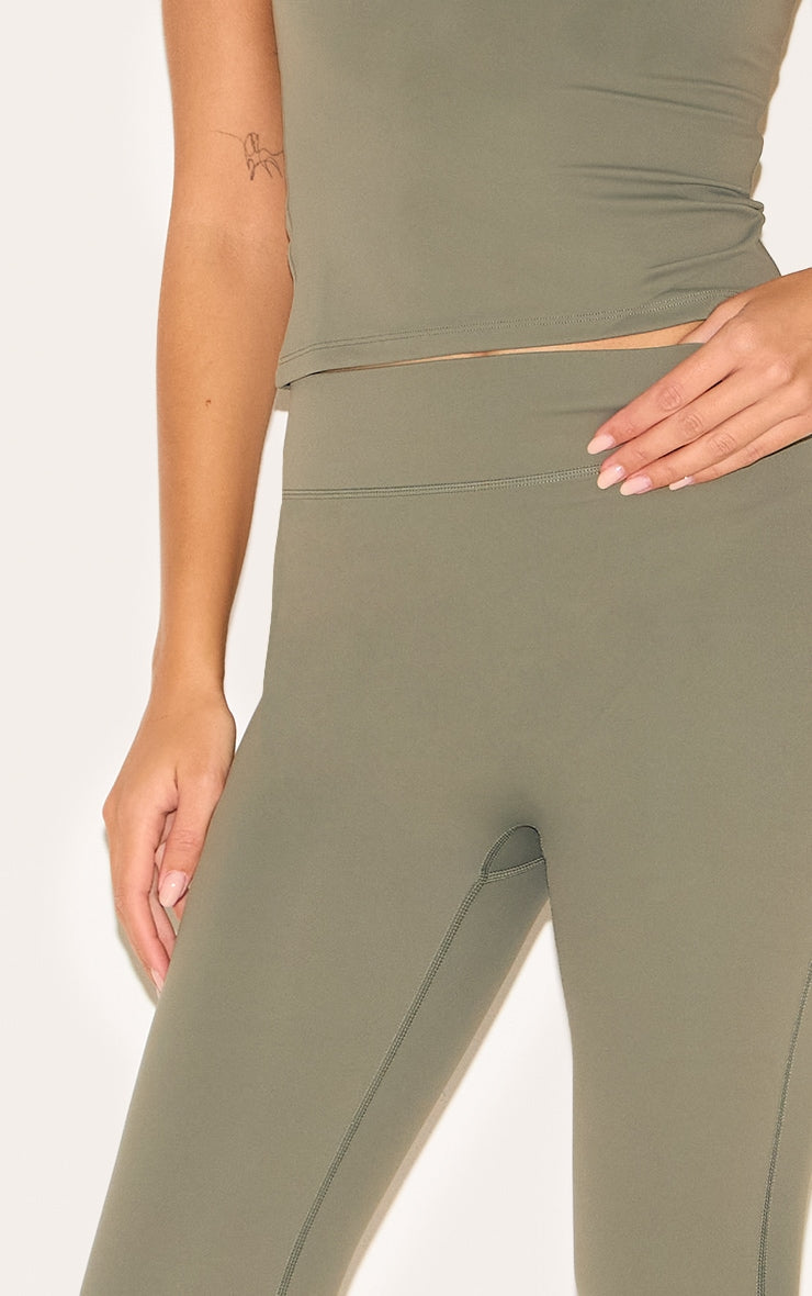 https://cdn-img.prettylittlething.com/1/3/a/4/13a421a6a0d3a4b76d868fb1e27951ff2d7f6785_cnk6486_4.jpg