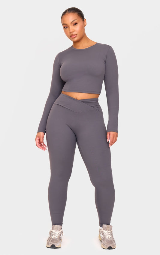 https://cdn-img.prettylittlething.com/1/4/a/9/14a9ca7b3e99907f106ffe77eebbd1e7a6e76e8d_cnl6473_1.jpg