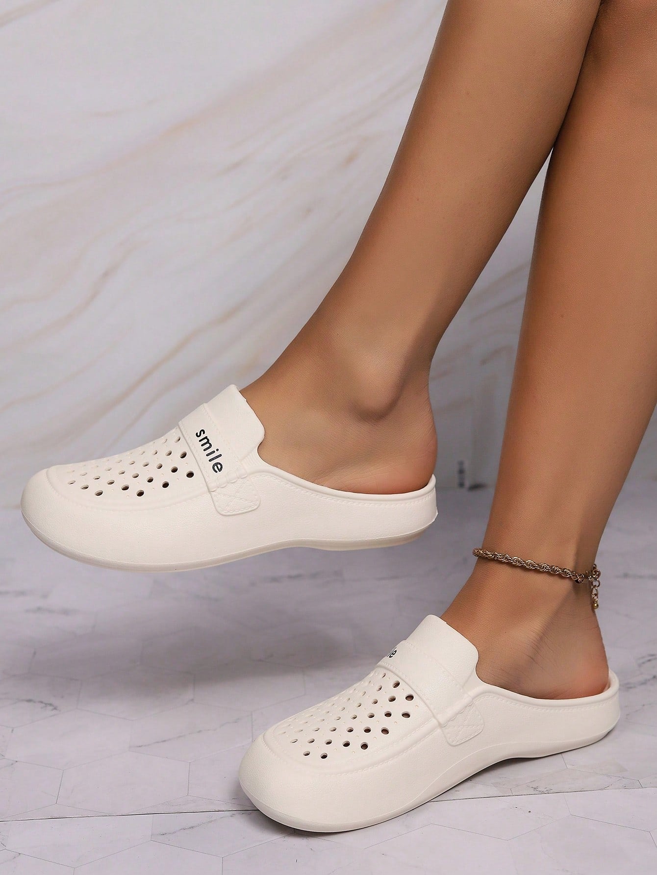 Women's Fashionable Casual EVA Flat Mules, Hollow Out Design With SMILE Pattern Decoration. Made Of One Piece EVA For Comfort, Softness And Breathability. Suitable For All Seasons And Various Occasions Such As Daily Life Or Work.