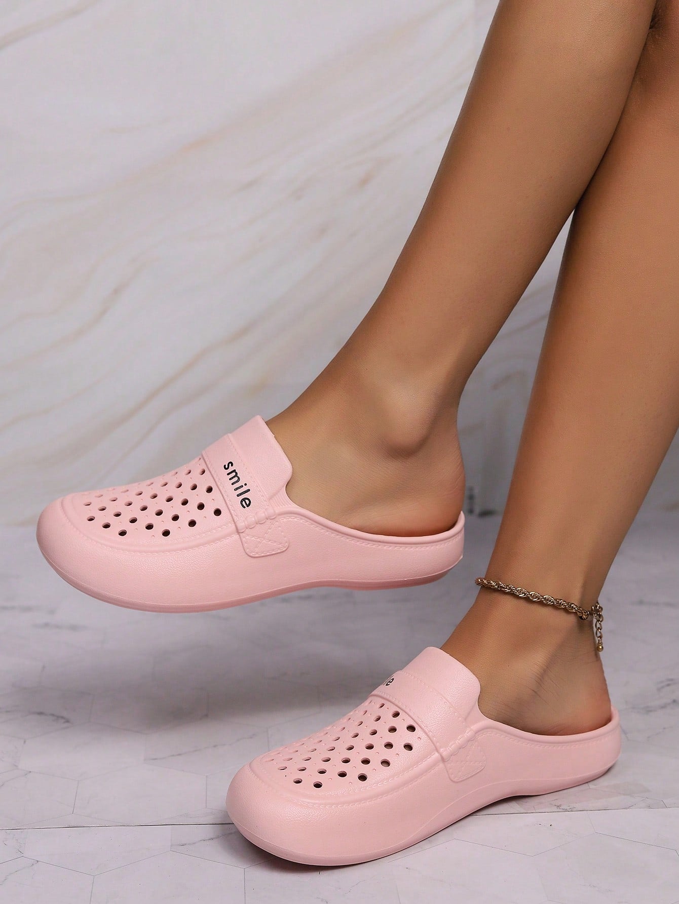 Women's Fashionable Casual EVA Flat Mules, Hollow Out Design With SMILE Pattern Decoration. Made Of One Piece EVA For Comfort, Softness And Breathability. Suitable For All Seasons And Various Occasions Such As Daily Life Or Work.