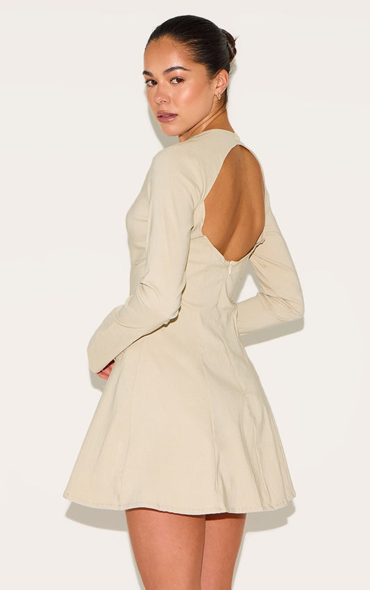 https://cdn-img.prettylittlething.com/1/d/5/6/1d56bd9d915a086c04d439ba883257774e11331f_CNM9189_1_beige_woven_boat_neck_flare_sleeve_shift_dress.jpg