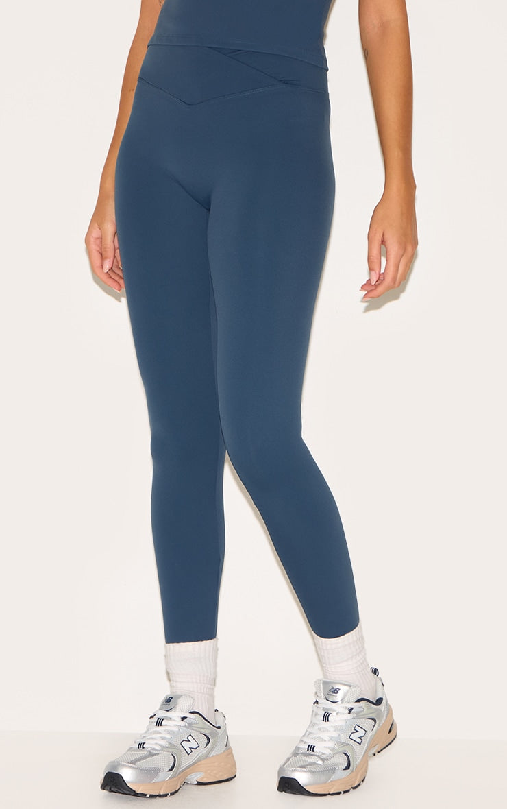 https://cdn-img.prettylittlething.com/3/6/7/c/367c765de8522d0f1d275566451c1651873c8314_cnl5206_2.jpg