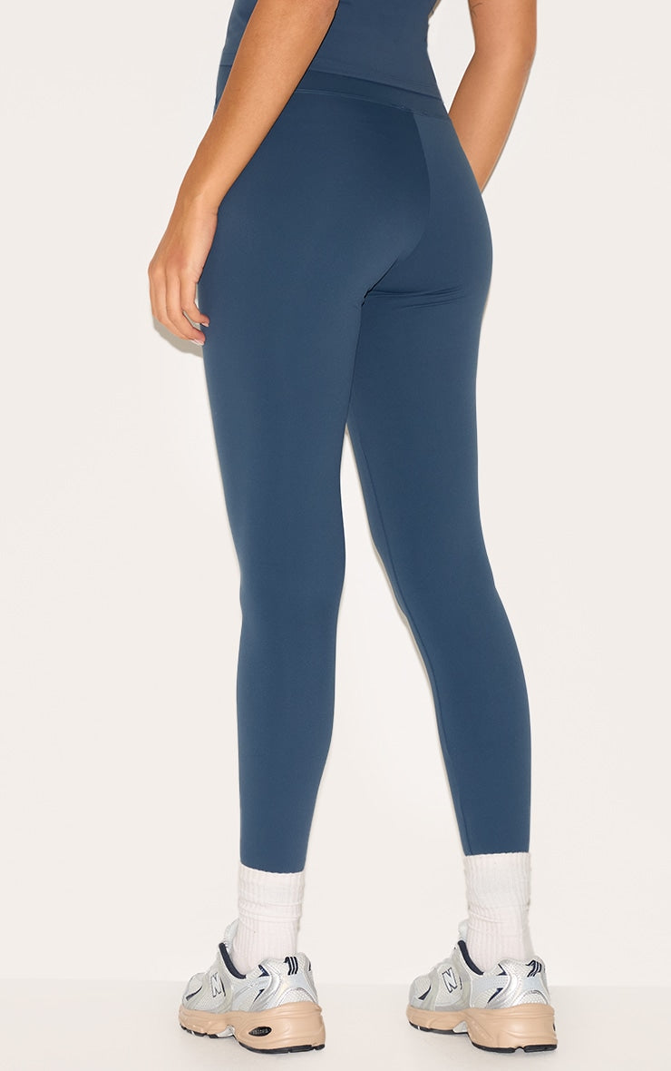 https://cdn-img.prettylittlething.com/3/6/b/b/36bb82b5c4def033e68a71e58378634757ec3a08_cnl5206_3.jpg