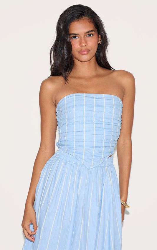 https://cdn-img.prettylittlething.com/3/8/0/0/3800259f9a590f935b2af485324a2fe41fb193a3_CNM3912_1_blue_cotton_poplin_ruched_front_bandeau_top.jpg