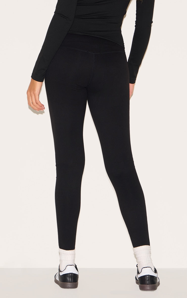 https://cdn-img.prettylittlething.com/4/0/0/6/40068a657da3e34bd649c214ef7749a4d61e8565_cnd8554_3.jpg