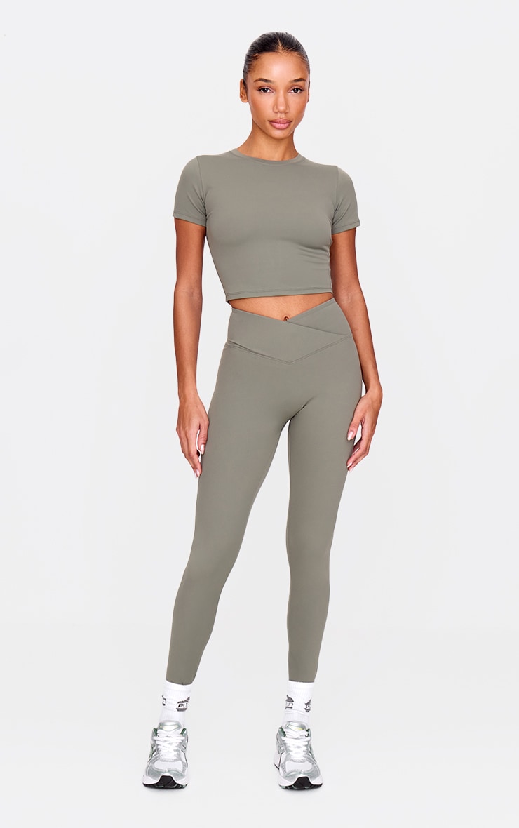 https://cdn-img.prettylittlething.com/4/d/3/a/4d3ae0de6229f89df00687615b2b2634a0debaac_cnl5204_1.jpg