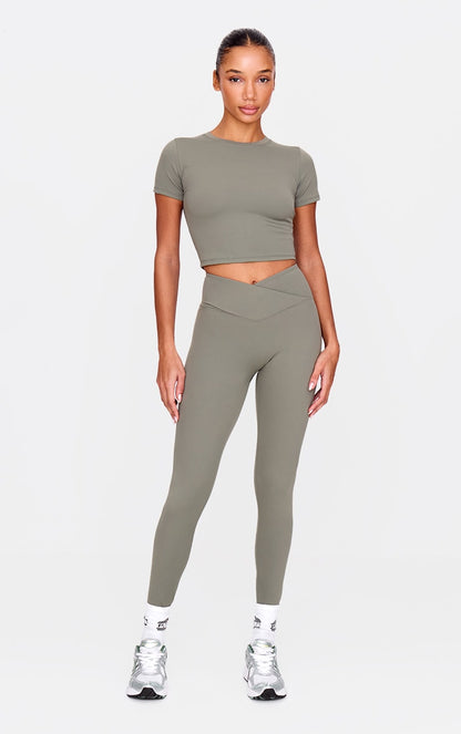 https://cdn-img.prettylittlething.com/4/d/3/a/4d3ae0de6229f89df00687615b2b2634a0debaac_cnl5204_1.jpg