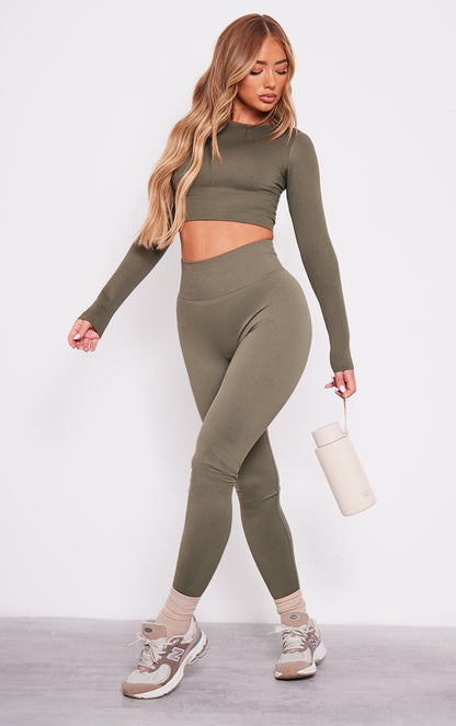 https://cdn-img.prettylittlething.com/5/7/e/6/57e63a74aed84a21c940eb6e64b376153826e634_cng4228_1.jpg