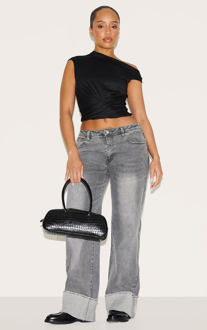 https://cdn-img.prettylittlething.com/7/0/6/3/7063026711066b410db562119e0942734db403b3_CNM8577_3_shape_black_super_soft_off_shoulder_twist_front_top.jpg