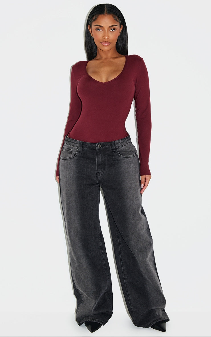 https://cdn-img.prettylittlething.com/7/1/9/6/7196a68b7749bfd7880ddfd5729e24f7520f8a34_CNL9496_3_shape_burgundy_sculpted_v_neck_long_sleeve_bodysuit.jpg
