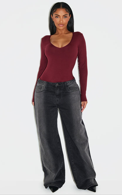 https://cdn-img.prettylittlething.com/7/1/9/6/7196a68b7749bfd7880ddfd5729e24f7520f8a34_CNL9496_3_shape_burgundy_sculpted_v_neck_long_sleeve_bodysuit.jpg