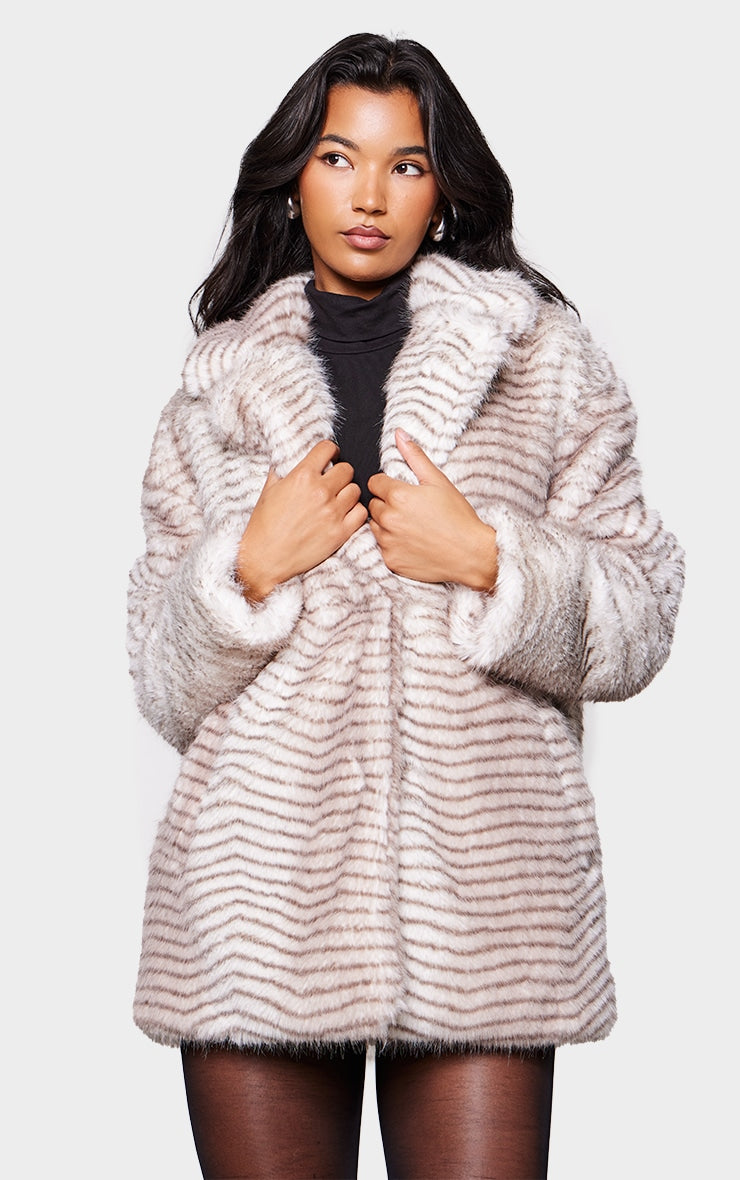 https://cdn-img.prettylittlething.com/8/2/1/d/821d8d2e2c6ad49c00cefa8bd83a128e3790374e_cnj9058_3.jpg
