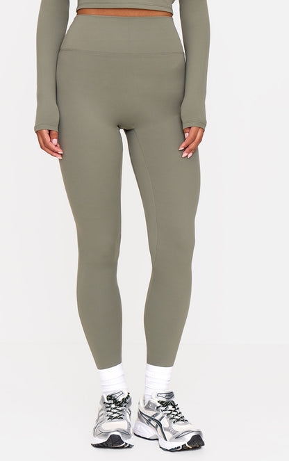 https://cdn-img.prettylittlething.com/9/5/a/f/95af0bd618f0d9cc20ace3a138e28bdbcb26177c_cnd8551_2.jpg