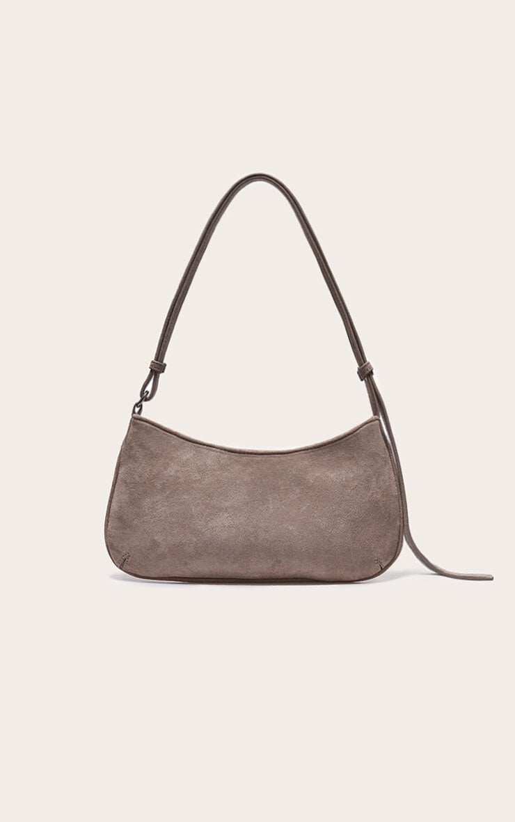 https://cdn-img.prettylittlething.com/a/0/f/e/a0feaec71e802a2515a0250668fcfb8d5843c195_CNL7998_1_taupe_faux_suede_baguette_shoulder_bag.jpg