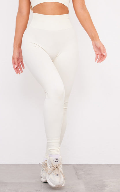 https://cdn-img.prettylittlething.com/a/3/4/9/a34965fdf84421806b27f88e431e5178bafac2f8_cnf7361_2.jpg