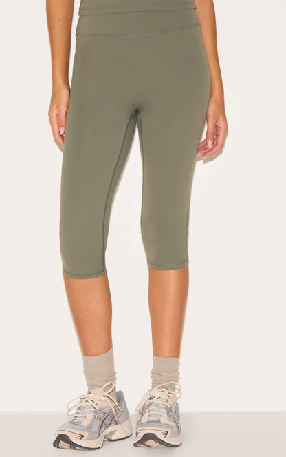https://cdn-img.prettylittlething.com/a/4/0/b/a40bf1535ee90a3f84455e941afb26826e082f3b_cnk6486_2.jpg