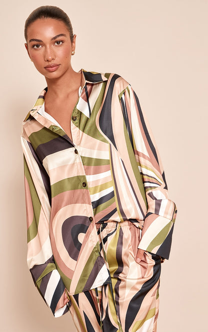 https://cdn-img.prettylittlething.com/a/5/9/8/a598c13da3735dc81da3af88d438ff37f05ee5df_CNO0033_1_green_abstract_print_oversized_deep_cuff_shirt.jpg