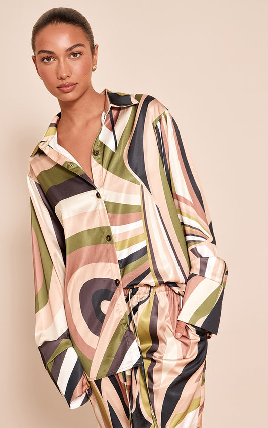 https://cdn-img.prettylittlething.com/a/5/9/8/a598c13da3735dc81da3af88d438ff37f05ee5df_CNO0033_1_green_abstract_print_oversized_deep_cuff_shirt.jpg