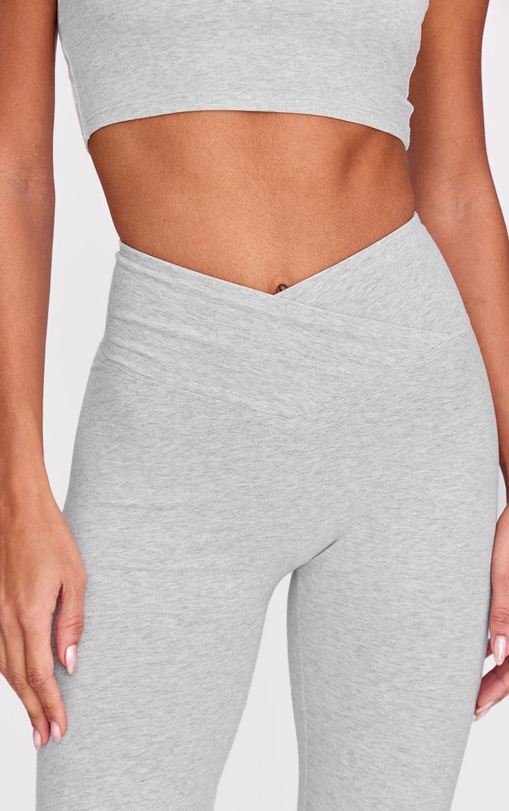 https://cdn-img.prettylittlething.com/a/6/5/6/a656206803e56f723364f5dce83356ba97296cc4_cnl6476_4.jpg