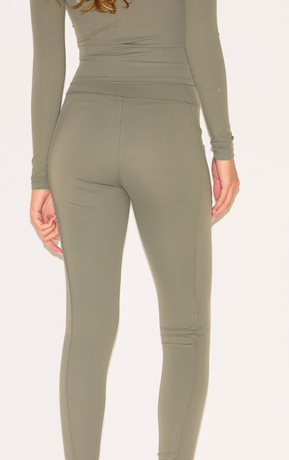https://cdn-img.prettylittlething.com/a/6/f/9/a6f9aed85180a3bcf12d7aac9ca7f1539176e11e_cnl5194_4.jpg