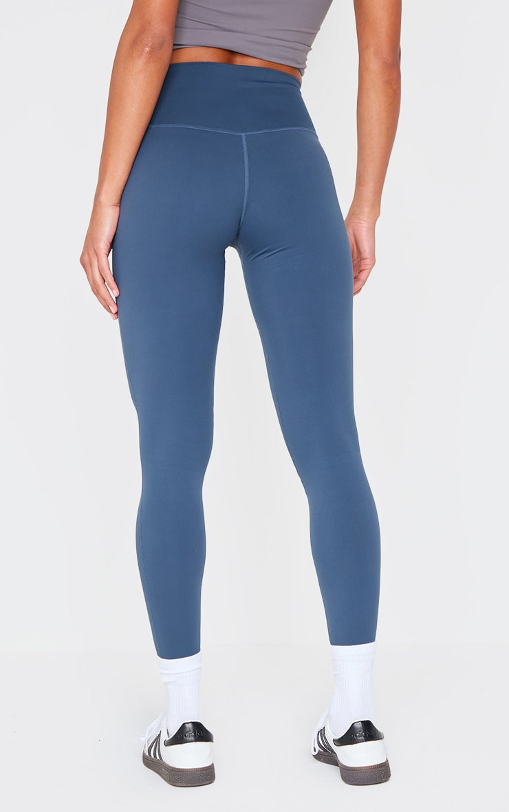 https://cdn-img.prettylittlething.com/a/b/d/5/abd58a016b25eb22220e652acbf0a25b75b43787_cnl5109_3.jpg
