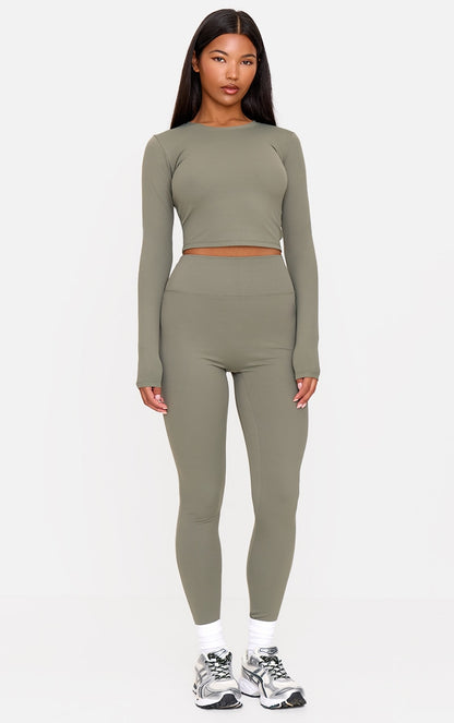 https://cdn-img.prettylittlething.com/b/8/b/b/b8bb506a64174683a1acb9c25a14f20d1646eea9_cnd8551_1.jpg