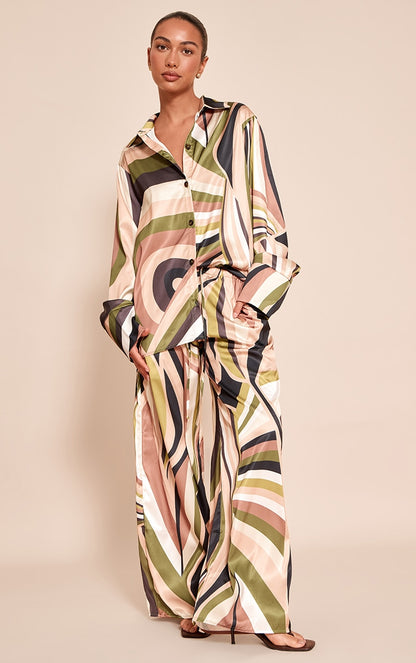 https://cdn-img.prettylittlething.com/d/3/e/d/d3edbaaf087e737981883437405571edc9773be7_CNO0033_3_green_abstract_print_oversized_deep_cuff_shirt.jpg