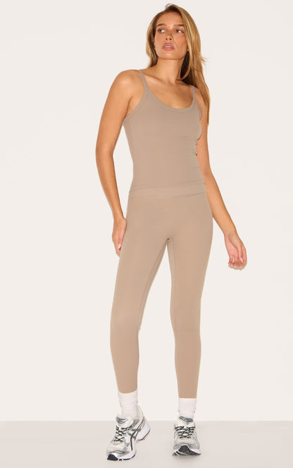 https://cdn-img.prettylittlething.com/d/a/f/9/daf966f577f77da22c146137f0263554533610bf_cnh2914_1.jpg