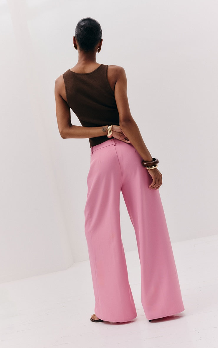 https://cdn-img.prettylittlething.com/f/0/5/6/f05630e8d175bcb9a3dedc797abf8e9a3c41d93a_CNL6072_2_ash_brown_fine_knit_racer_neck_top.jpg
